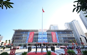 七十五载砥砺奋进 六十二年赓续前行——三亚中心医院举行国庆升旗仪式