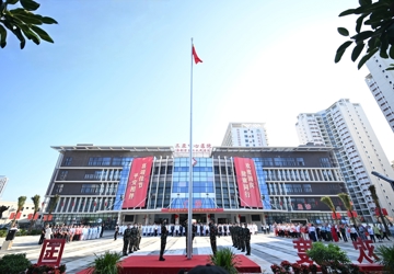 七十五载砥砺奋进 六十二年赓续前行——三亚中心医院举行国庆升旗仪式