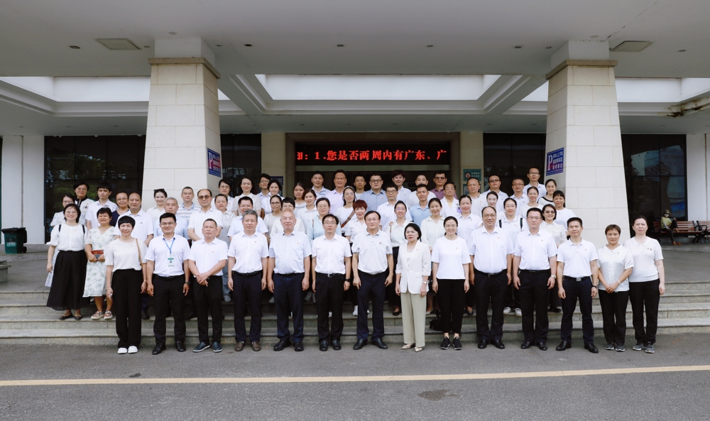 党建护航 群众“医”靠——三亚中心医院党委开展大型义诊暨主题党日活动照片