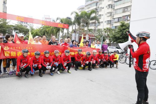 副院长田作春带领大家齐声喊出活动主题