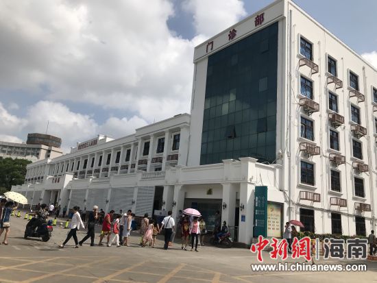 改造后的医院门诊楼外立面