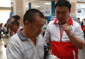 门急诊来了一位特殊的志愿者