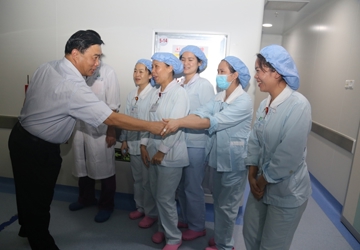 人民网-海南频道：海南三院春节后上班第一天慰问一线医务人员