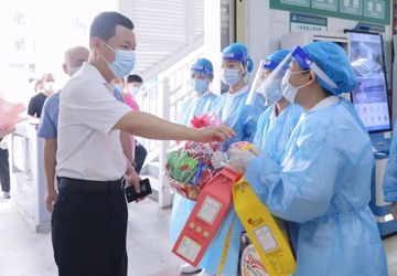 致敬护士节|暖心慰问 深情祝福——三亚中心医院领导班子慰问临床一线白衣天使