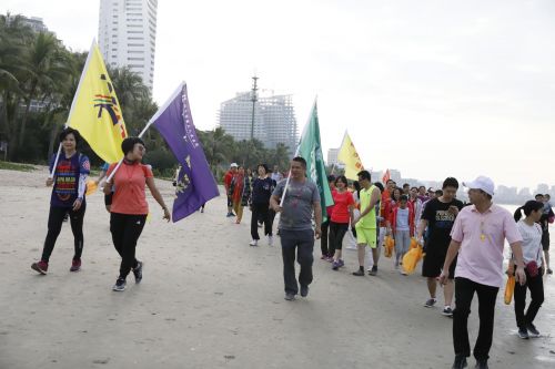 健走队成为三亚湾沿途一道亮丽的风景线 (3)