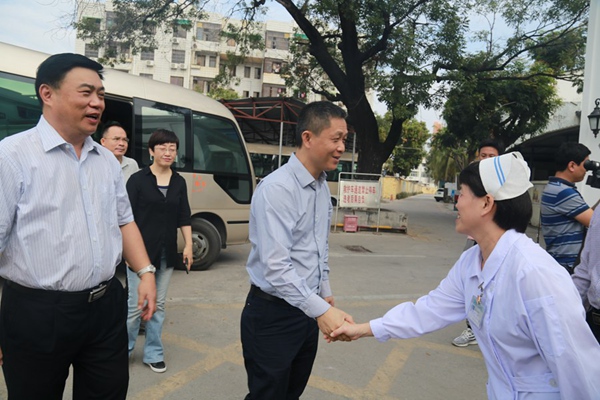 海南三院春节期间接诊忙碌 三亚副市长上门慰问