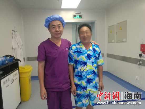 医生与患者合影。