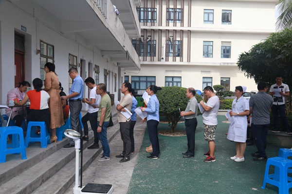 医护人员排队登记无偿献血
