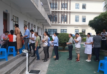 人民网-海南频道：海南三院70多位医护人员无偿献血 传递爱心