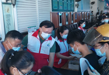 三亚中心医院党委领导带头参与 “学雷锋志愿服务”活动