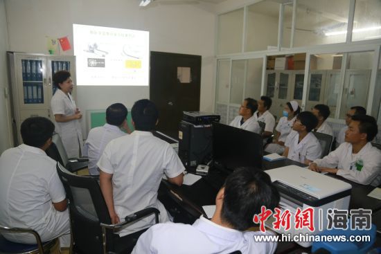 王蒨教授在心内科进行讲座