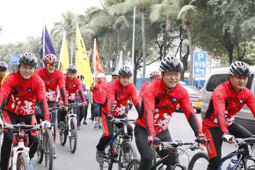 健走队成为三亚湾沿途一道亮丽的风景线 (2)