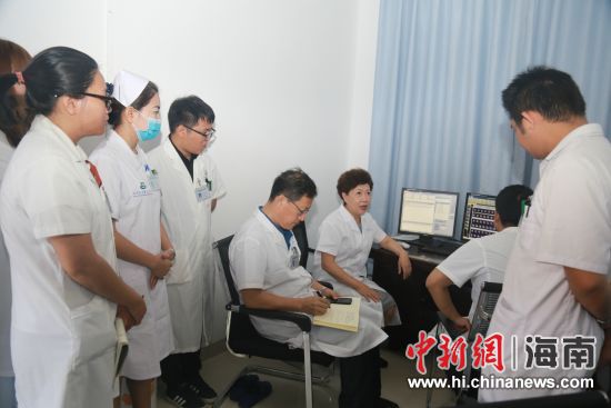 王蒨教授在核医学科进行指导