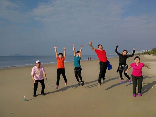 健走队成为三亚湾沿途一道亮丽的风景线 (4)