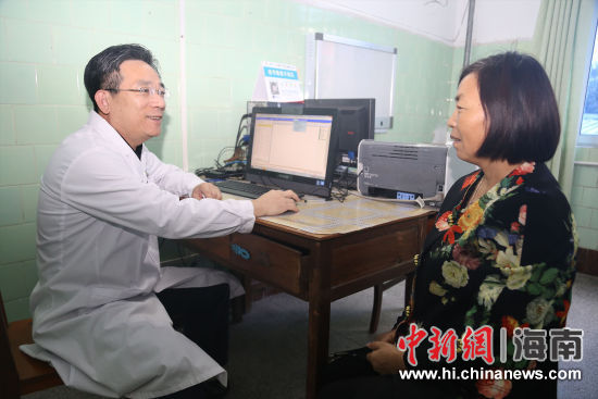 患者在药物咨询门诊咨询。