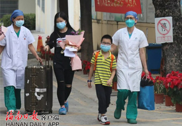 海南日报：三亚中心医院医生朱虹——“天使”阿姨，脱下口罩你一定很美