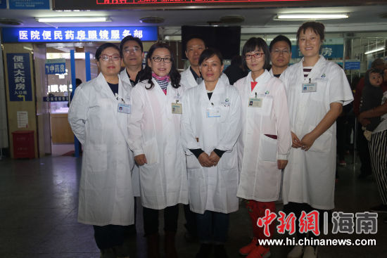 海南省第三人民医院药物咨询门诊医生合影。