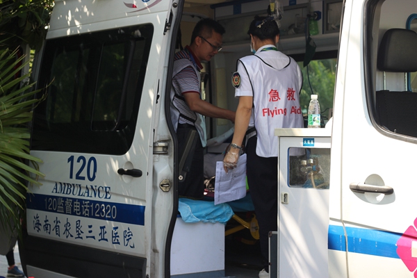 海南三院医护志愿者接诊伤者