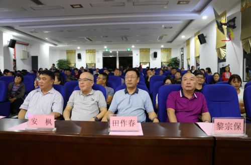 院领导班子和医院干部职工一同观看晚会