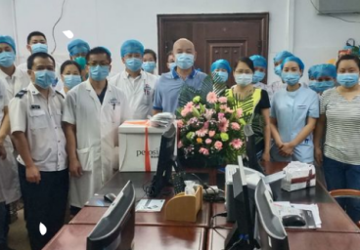 我们的节日充满花香和甜蜜