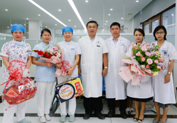 鲜花礼包送祝福 走访慰问暖人心