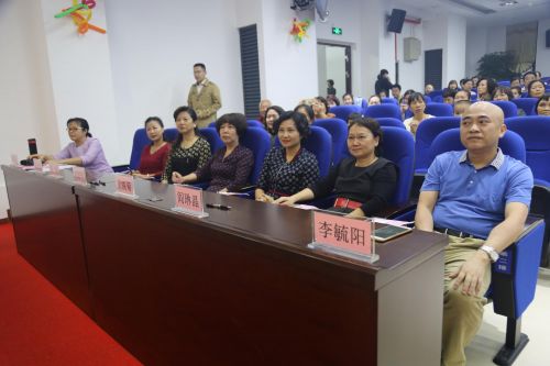 评委们认真观看比赛