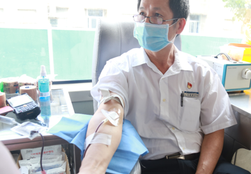 “为爱逆行，抗疫献血”