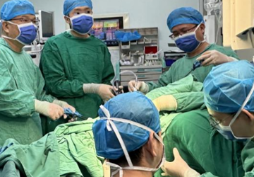 三亚中心医院成功为90岁老人切除双发肠癌 高龄不再是手术禁区
