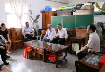 三亚中心医院党委开展“七一”走访慰问活动