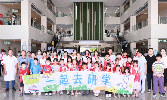 三亚中心医院第二届“生命之光・小小医者研学季”暑期研学营圆满收官