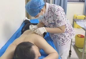 吴佩珊：当50次弯腰成为日常，她在台风天跑出了最动人的护理轨迹